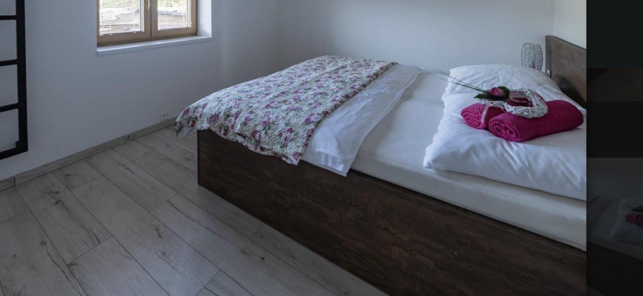 Penzion Tera U Zamku Cervena Lhota Pluhuv Zdar Esterno foto