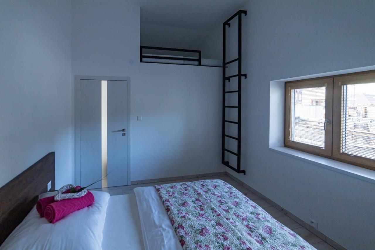 Penzion Tera U Zamku Cervena Lhota Pluhuv Zdar Esterno foto